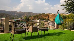 Outdoor dining - Jute Family Suite I 1BHK I Kitchen I Open Terrace (Kandaghat)