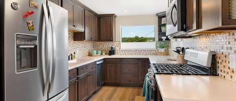 Een koelkast, een microgolfoven, een oven, een kookplaat