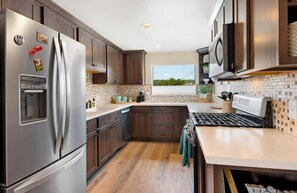 Fridge, microwave, oven, stovetop - Walk to Downtown 1B/1B - snowboard/ski storage (Flagstaff)