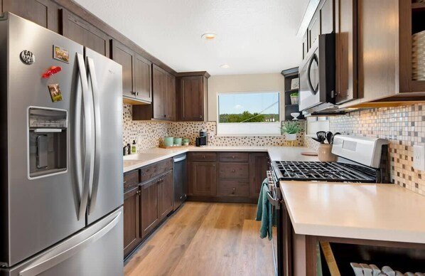 Réfrigérateur, four à micro-ondes, un four, surface de cuisson