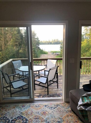 2 Bdrm Lakehouse, firepit, kayaks, & patio. FUN!

