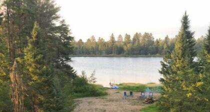 2 Bdrm Lakehouse, firepit, kayaks, & patio. FUN!
