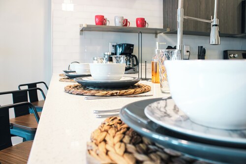 Lavish Apartment in the Heart of Downtown! Pool, Gym, King Bed, Coffee Bar!