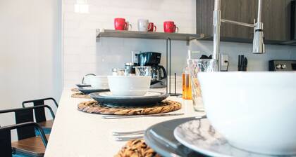 Lavish Apartment in the Heart of Downtown! Pool, Gym, King Bed, Coffee Bar!