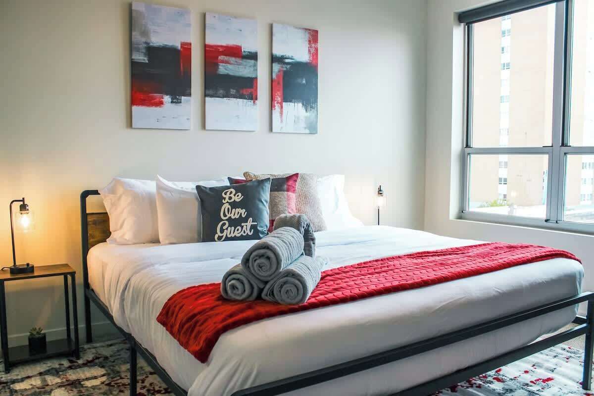 1 slaapkamer, een bureau, een strijkplank/strijkijzer, reisbedje