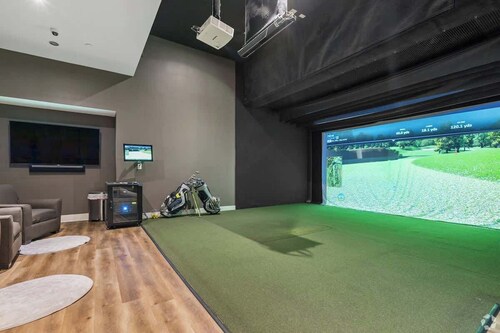 Sleek Downtown Louisville Studio — Rooftop, Pool, Golf Sim, Gym