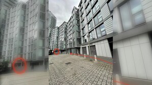 A modern building with a brick-paved courtyard and multiple windows. - Stylish One BDR Flat Close to Greenwich (London)