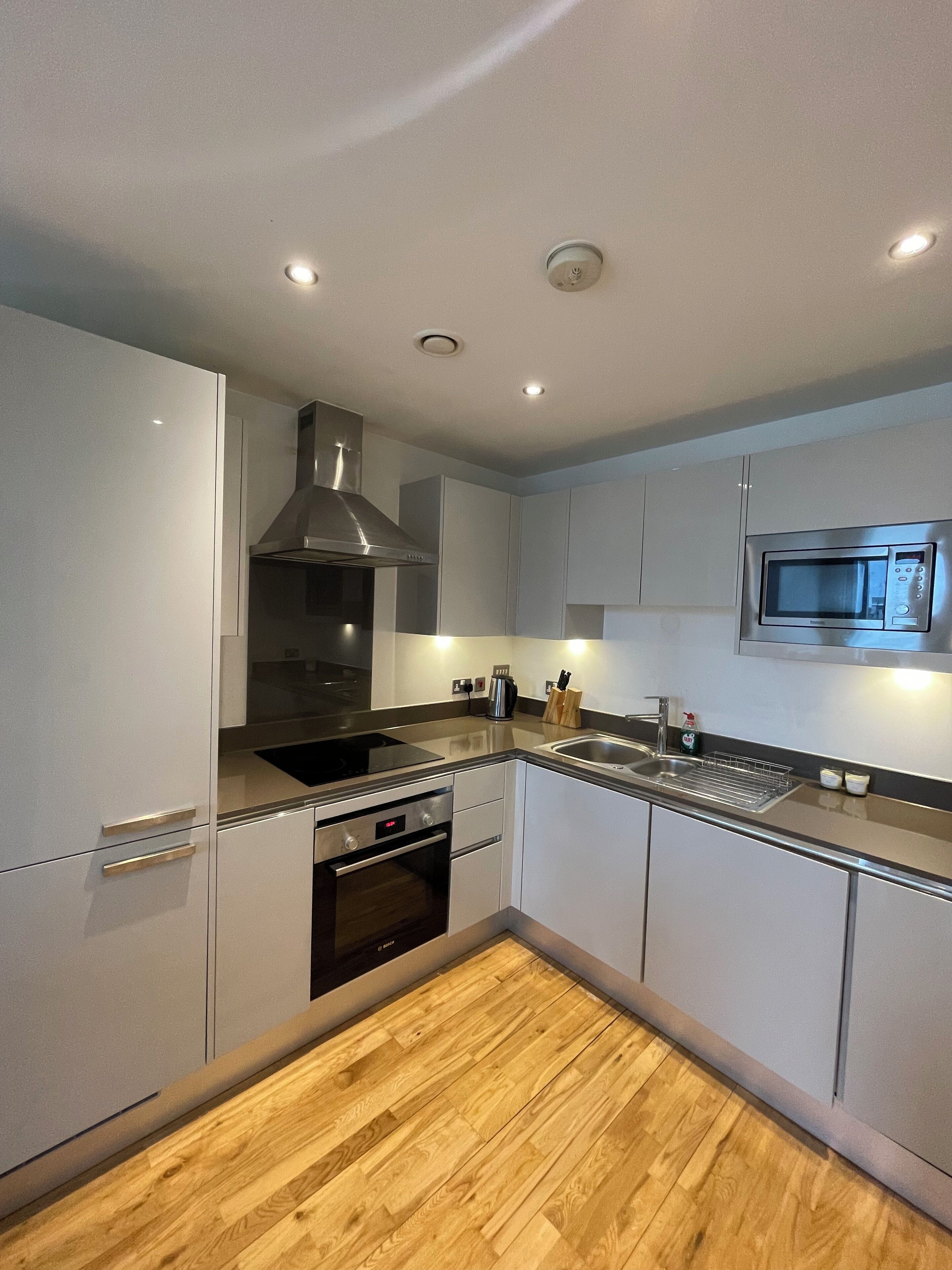 Køleskab, mikrobølgeovn, ovn, kogeplade