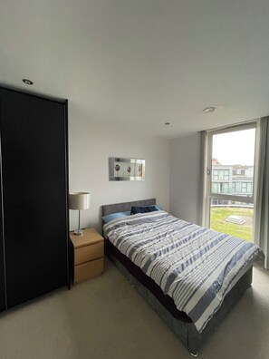 1 bedroom, iron/ironing board, Internet, bed sheets - Sunny 1 BDR Apartment near Greenwich and Deptford (London)