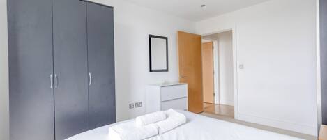 1 habitación, tabla de planchar con plancha, internet y ropa de cama