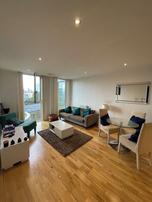 TV - Sunny 1 BDR Apartment near Greenwich and Deptford (London)