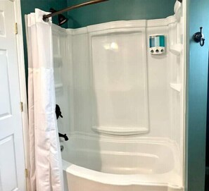 Shower - Large 4 Bedroom home in Marquette
 (Marquette)