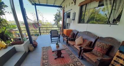 Acogedora casa, ubicada dentro del casco urbano, a 3 Km de La Cascada El Escobo.