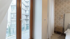 Elite Apartment | 1 bedroom, premium bedding, iron/ironing board, cribs/infant beds