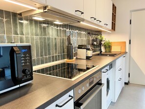 Kjøleskap, mikrobølgeovn, ovn og kokeplater