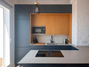 Refrigerador, horno, lavavajillas y cafetera y tetera