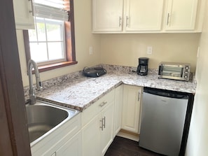 Réfrigérateur, four à micro-ondes, cafetiÚre-théiÚre, grille-pain