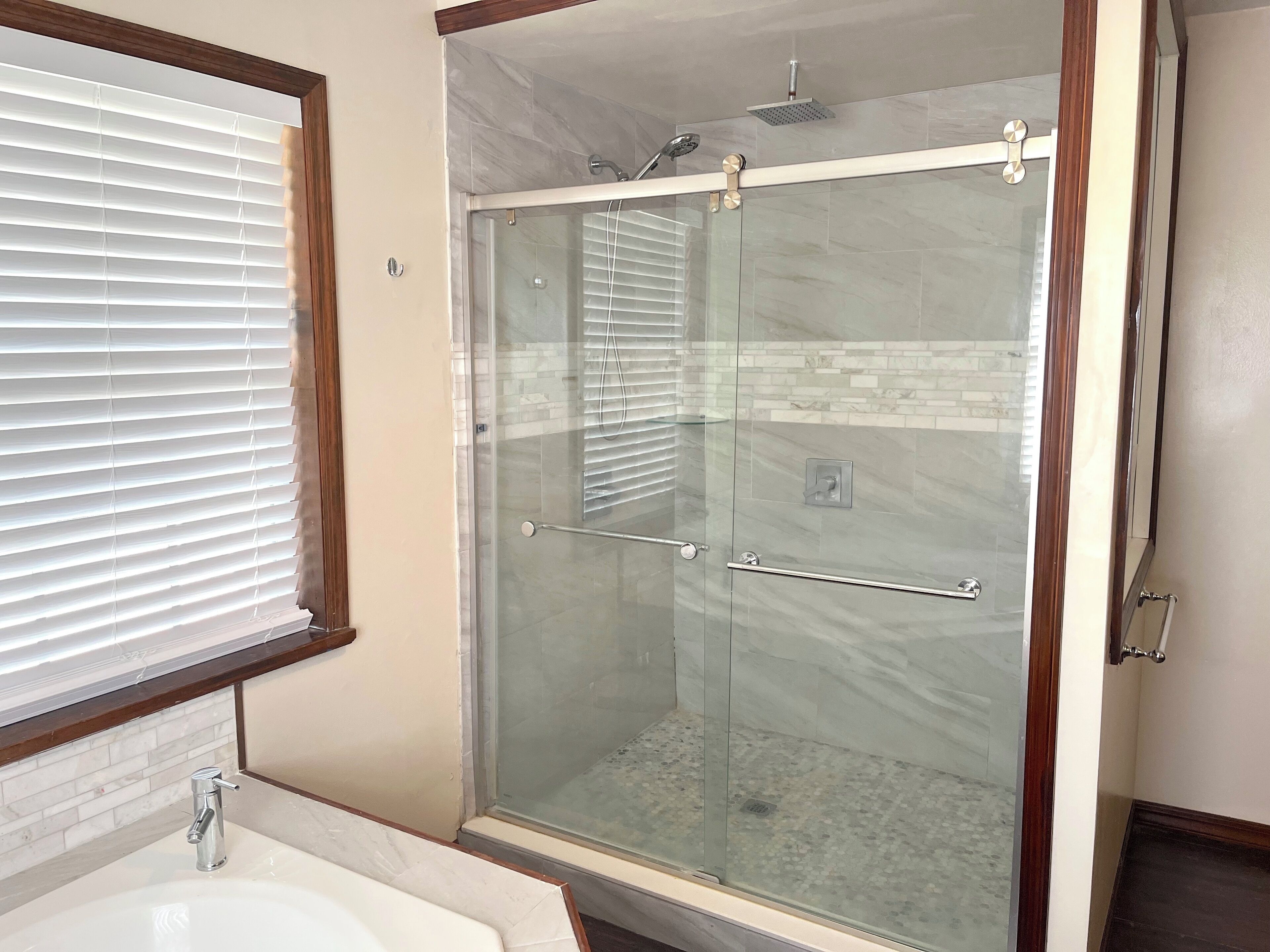 Jetted tub, towels, soap, shampoo