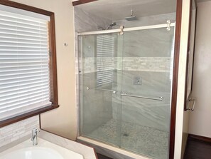 Jetted tub, towels, soap, shampoo - Private suite 3 BR 1 BA with pool, balcony, boat parking (Leesburg)