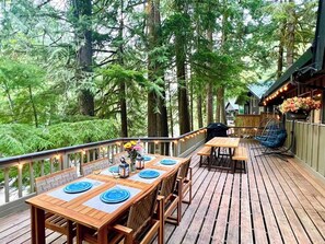 Outdoor dining - Riverfront A-frame Mt Hood! Skiing*Hiking*Hot tub (Rhododendron)