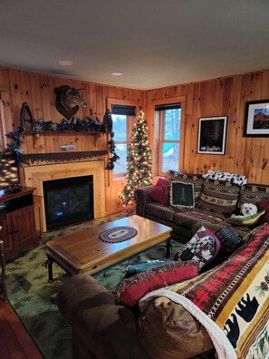 Smart TV, fireplace - Tamarac Cabin Waterfront For Two (Saranac Lake)