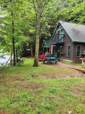 Outdoor dining - Tamarac Cabin Waterfront For Two (Saranac Lake)