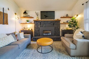 Een televisie, een open haard, videogames en boeken