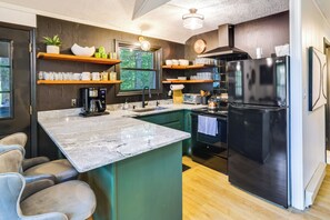Refrigerador, microondas, placa de cocina, lavavajillas
