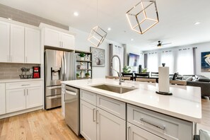 Interior - Luxury Living: High-Rise Balcony 2 Mi to Dtwn ATL (Atlanta)