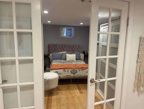 Cozy, Modern Apartment with Amenities