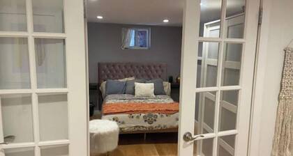 Cozy, Modern Apartment with Amenities
