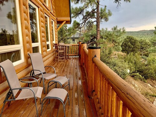 Hilltop Chalet-*Stunning Views*, 3mi from downtown