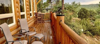 Hilltop Chalet-*Stunning Views*, 3mi from downtown