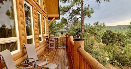 Hilltop Chalet-*Stunning Views*, 3mi from downtown