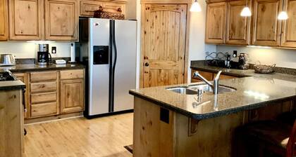 Hilltop Chalet-*Stunning Views*, 3mi from downtown