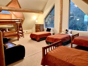 4 bedrooms, desk, travel cot, free WiFi