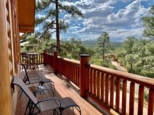 Hilltop Chalet-*Stunning Views*, 3mi from downtown