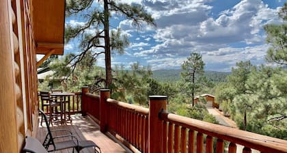 Hilltop Chalet-*Stunning Views*, 3mi from downtown
