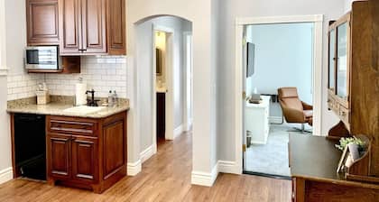 The 1900 House - 1 Block From DT