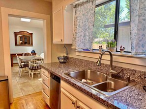 Fridge, microwave, oven, stovetop - The Virginia Blue: Walk To Downtown Prescott (Prescott)
