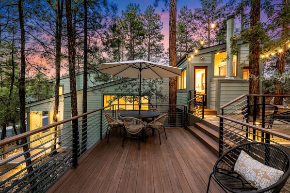 Outdoor dining - Prescott Treehouse. Luxe 4BR/3Ba Home. Sleeps 10 (Prescott)