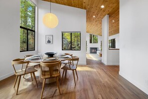 Dining - Prescott Treehouse. Luxe 4BR/3Ba Home. Sleeps 10 (Prescott)