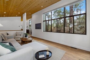 Smart TV, fireplace, DVD player, ping pong - Prescott Treehouse. Luxe 4BR/3Ba Home. Sleeps 10 (Prescott)