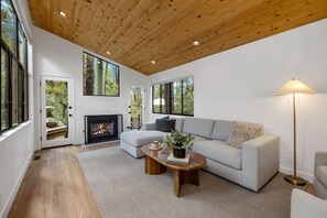 Téléviseur connecté, foyer, lecteur de DVD, table de ping-pong