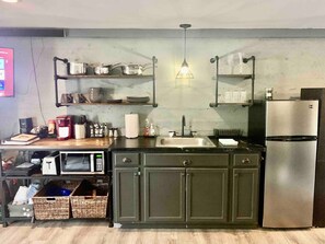 Geladeira, micro-ondas, cooktop, cafeteira/chaleira