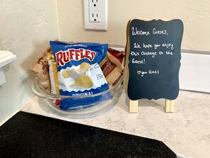 A bowl of Ruffles chips, a welcome sign, and a countertop. - Downtown Birdie / walk to whiskey row (Prescott)