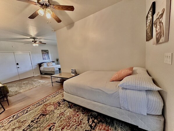 1 makuuhuone, työpöytä, silitysrauta/-lauta, Wi-Fi