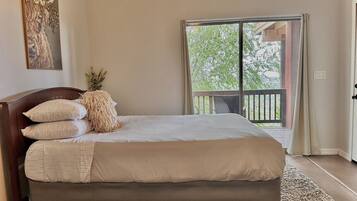 1 Schlafzimmer, Schreibtisch, BĂŒgeleisen/BĂŒgelbrett, WLAN