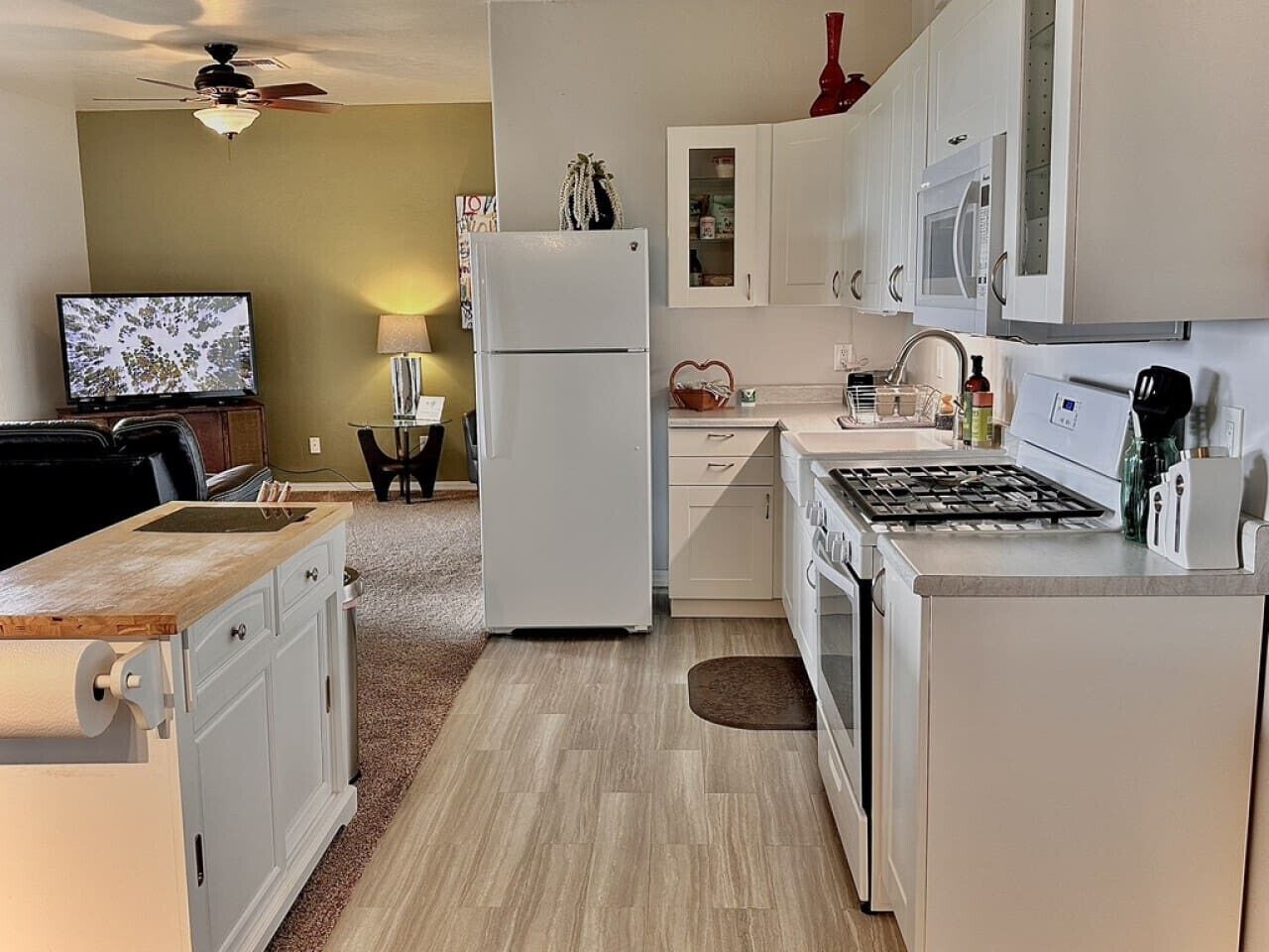 Refrigerador, microondas, horno y parrilla de estufa 