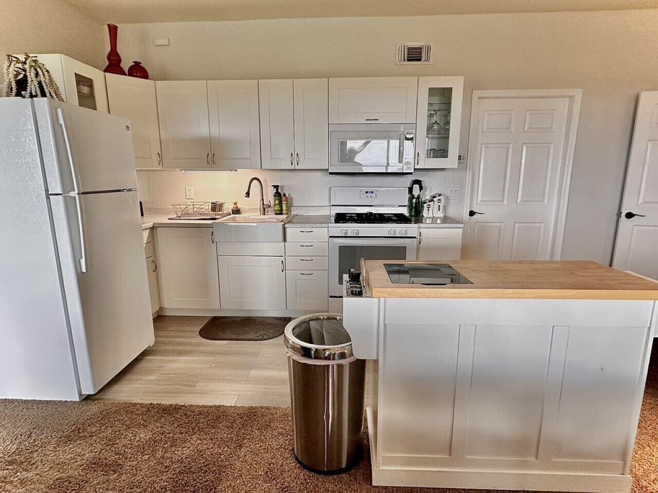 Kjøleskap, mikrobølgeovn, ovn og kokeplater